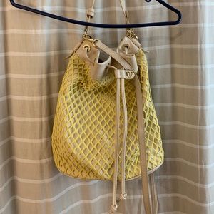 Cross body bucket bag